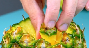 Sem faca, sem bagunça: aprenda o jeito mais fácil de abrir abacaxi usando apenas as mãos