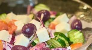 Salada grega autêntica: fácil, nutritiva e saborosa