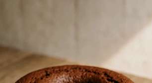 Bolo de chocolate fofinho: receita sem glúten e sem lactose que fica pronta em minutos