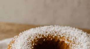 Bolo de doce de leite com coco: receita simples que fica úmida e perfeita sempre