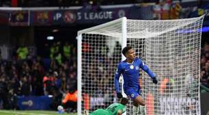 Chelsea vence Barcelona com golaço de Estêvão na Champions