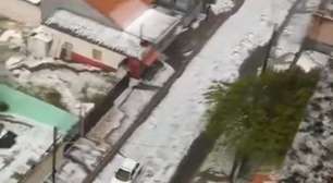 Vídeos: chuva de granizo em Ponta Grossa deixa ruas e telhados parecendo estar 'cobertos de neve'