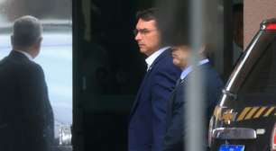 Flávio Bolsonaro reclama de falta de espaço e barulho em prisão do pai: 'Um cativeiro'