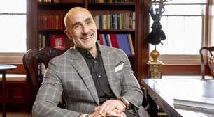 Arthur C. Brooks, especialista em felicidade, explica sua rotina para dormir melhor: "Recomendo reservar alguns minutos antes de apagar as luzes para conversar sobre o que correu bem durante o dia."