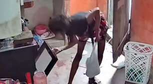 Mulher aparentemente sob efeito de entorpecentes é flagrada invadindo e roubando casa