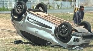 Mulher e criança ficam feridas após carro de aplicativo capotar em rodovia