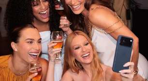 Marina de dourado e Paes de slip dress em evento com Sabalenka