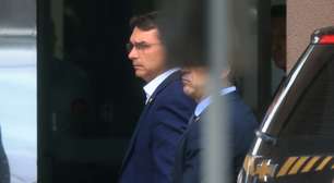 Flávio leva livro de autoajuda ao visitar Bolsonaro na PF e diz que pai teve nova crise de soluços