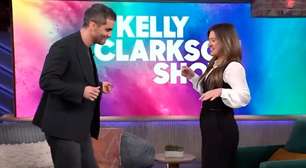 Wagner Moura ensina apresentadora a dançar samba em talk show nos EUA