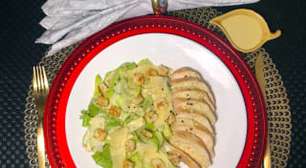 Peito de frango grelhado com Salada Caesar - suculência e leveza