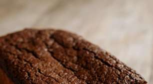 Bolo de cenoura com cobertura de brownie fácil: a receita mais irresistível do momento