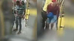 Veja o momento em que cinco criminosos invadem ônibus para realizar assalto