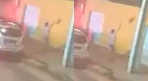 Advogada é flagrada jogando filhote de cachorro na casa de ex-companheiro