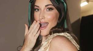 Kacey Musgraves revela ida acidental a sauna gay e detalha: "Entrei curiosa"