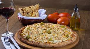 Pizza de frango: massa macia e recheio suculento em só 30 minutos