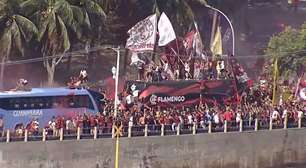 Com rubro-negros até em cima do ônibus, torcida do Flamengo faz festa no 'Aerofla da Libertadores'