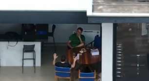 Moraes cobra defesa de Bolsonaro por uso de celular de Nikolas Ferreira durante visita