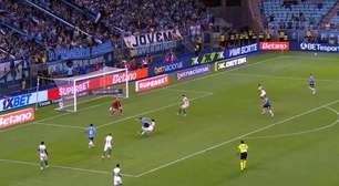 Precisava do auxílio do vídeo? VAR divulga áudio de lance que gerou expulsão de Giay em pênalti