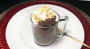 Bolo de caneca low carb: lanchinho da tarde leve e rápido