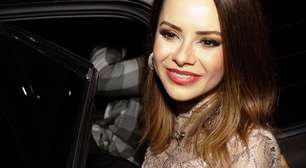 Sandy leva namorado e usa renda metalizada na Patfest 2025