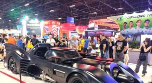 Batmóvel e Bugatti EB 110 GT (único do Brasil) estão no Salão do Automóvel
