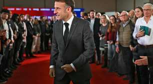 Macron anuncia que vai proibir uso de celulares em escolas francesas de ensino médio