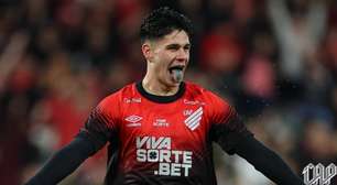 Athletico-PR anuncia renovação de bastidores e divide torcida: "Camisas de"