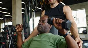 Fazer uma caminhada depois dos 50 é bom, mas os especialistas dizem que você também deve praticar este exercício