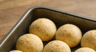 Pão de queijo com 2 ingredientes: descubra o preparo que fica pronto em apenas 10 minutos