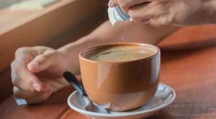 Trocar açúcar por adoçante emagrece? Especialista explica