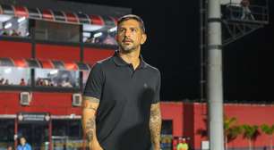 Após goleada, Emiliano Díaz é intimado por oficial de justiça no vestiário de São Januário; entenda