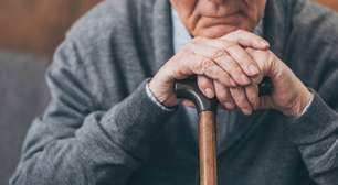 Por que perdemos altura na velhice? O que fazer para evitar isso?