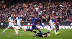 Com Raphinha inspirado, Barcelona vence o Alavés e é líder provisório do Espanhol