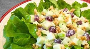 Salada Waldorf clássica: maçã, salsão e nozes - perfeita