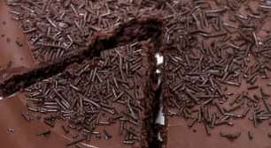 Bolo brigadeiro fácil: com a cobertura do doce