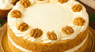 Bolo de nozes leve com farinha de rosca e chantilly caseiro