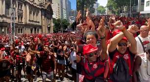 Avião do Flamengo chega ao Rio e torcida toma conta das ruas da cidade; veja
