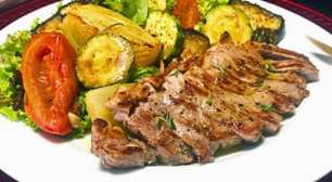 Receita fácil de bife de chorizo com legumes ao forno