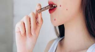 Pergunte ao especialista: Chocolate dá espinha? Entenda o que diz a ciência