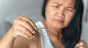 Essa é a verdadeira razão pela qual seu cabelo começa a cair mais após os 45