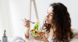 Para o seu cabelo crescer, você deve incluir esses 6 alimentos no cardápio