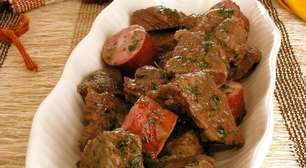 Acém com linguiça na pressão: teste o prato rápido para o almoço