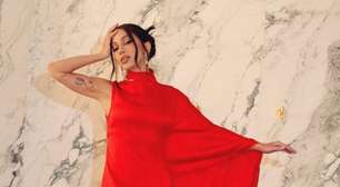 Londres: Anitta arrasa com vermelho assimétrico no Fashion Awards