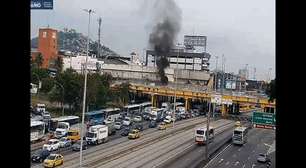 Incêndio em veículo causa caos no trânsito da Linha Amarela no Rio de Janeiro