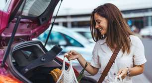 Se reutilizarmos uma sacola rasgada do mercado, podemos fazer este organizador prático para o porta-malas do carro