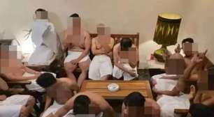 Polícia prende 201 homens nus em centro suspeito de atividades ilegais