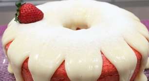 Bolo de morango com Leite Ninho: fofinho, rápido e fácil, perfeito para a Ceia de Natal