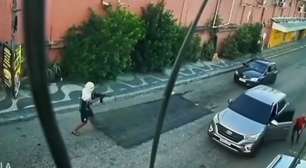 Criminosos armados com fuzis roubam motoristas em plena luz do dia no RJ; veja momento