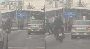 Motorista atropela criminoso após tentativa de assalto no RJ
