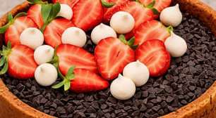 Bolo de chocolate fácil com cobertura: conheça o piscininha